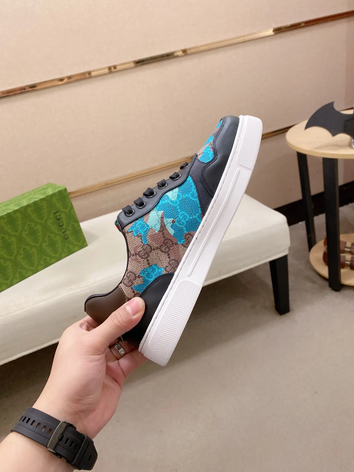 Ex-factory price 380💰【Gucci】Gucci men’s latest series of casual shoes! The official website is built 1:1. The upper is made of imported high-quality cowhide, and the lining is made of high-quality sheepskin, which is soft and comfortable. Picky selection of materials and exquisite workmanship give you the best enjoyment. Number of yards: 38-44 yards.
